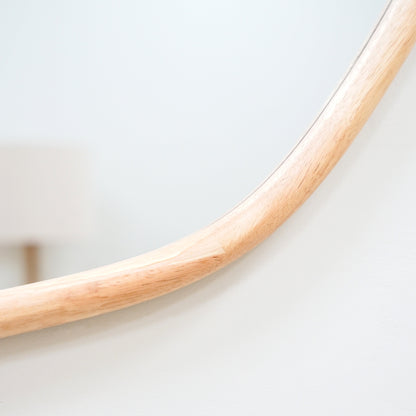 Aaliyah - Miroir mural irrégulier en bois clair 110 cm x 80 cm