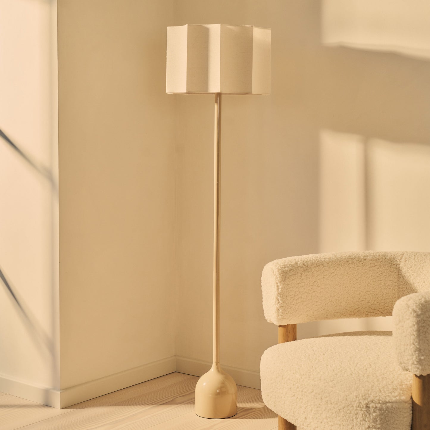 Esme - Lampadaire Beige à Abat-jour Gloss en Coquille Inversée