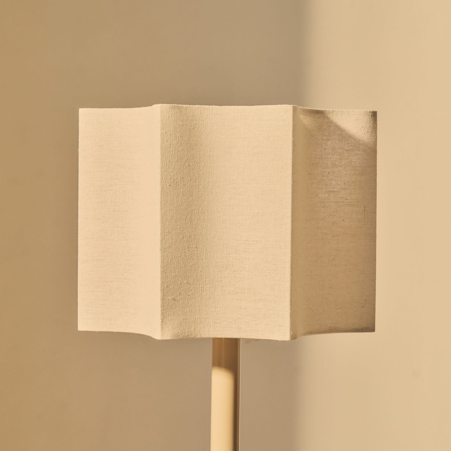 Esme - Lampe de table beige à abat-jour inversé en forme d'écailles brillantes