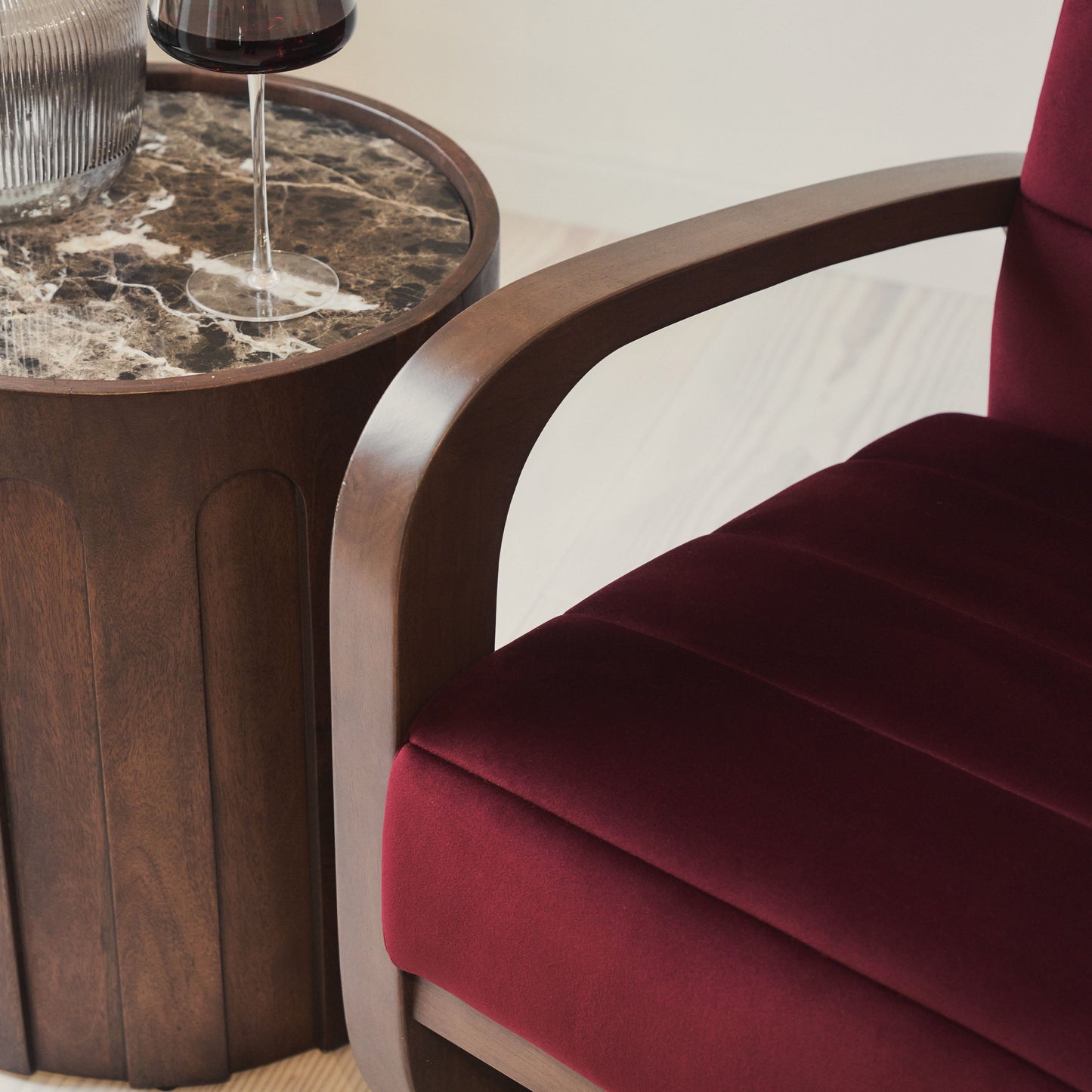 Dalton - Fauteuil d'Appoint en Velours Rouge Merlot et Bois Foncé