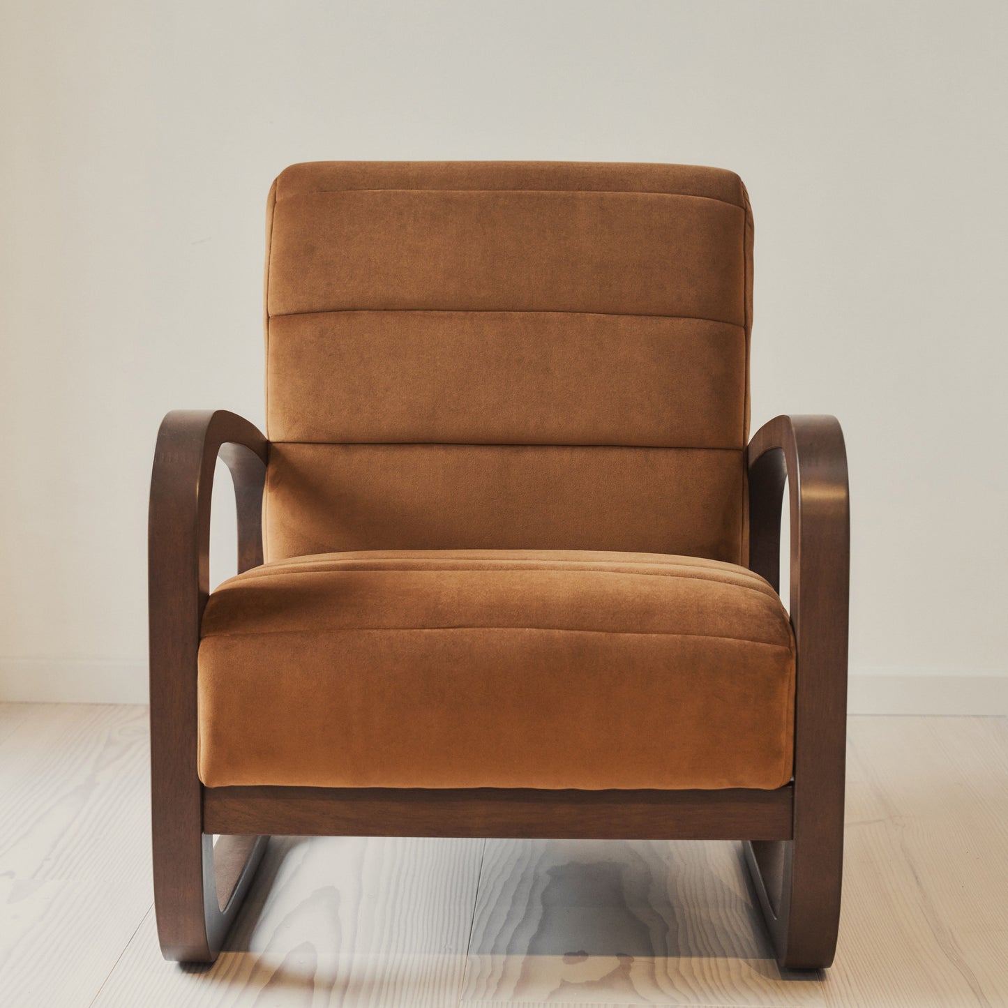 Dalton - Fauteuil d'appoint en velours caramel et bois foncé