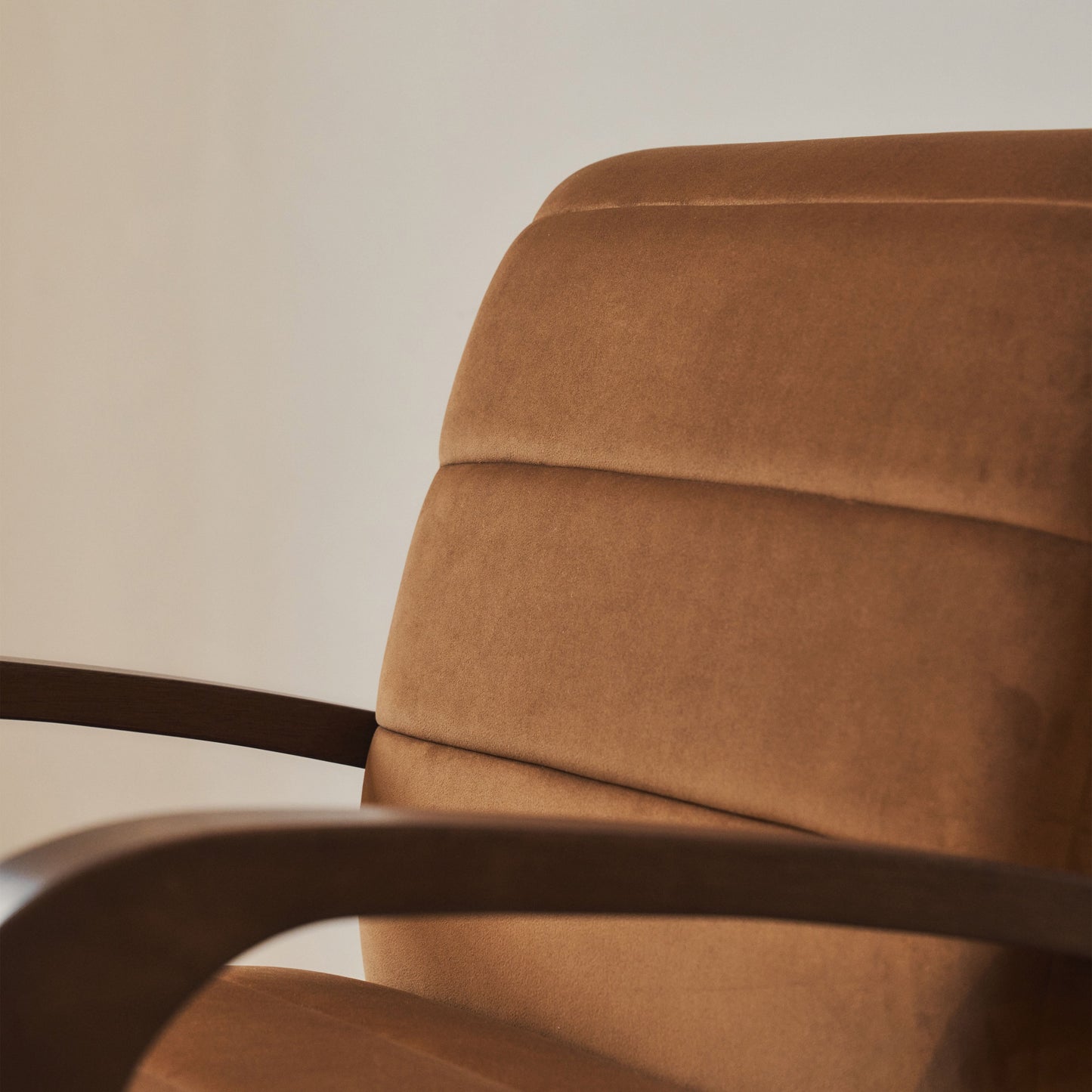 Dalton - Fauteuil d'appoint en velours caramel et bois foncé