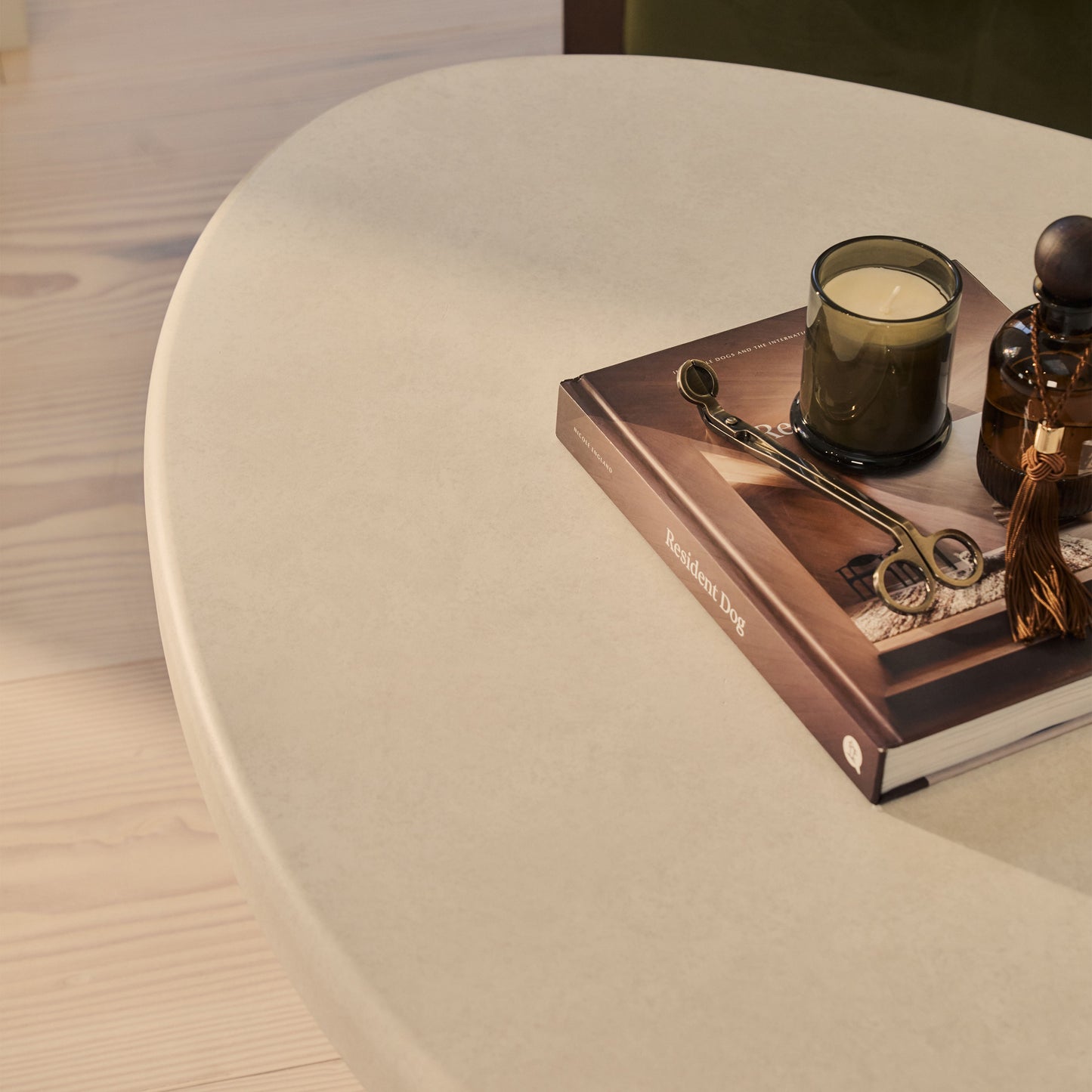 Aegean - Table basse irrégulière en bois d'orme foncé et béton à 3 pieds