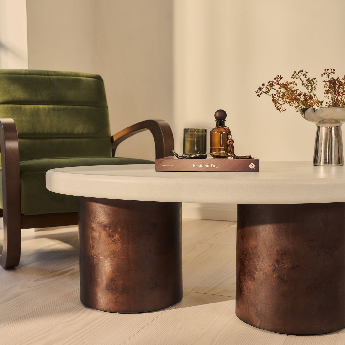 Aegean - Table basse irrégulière en bois d'orme foncé et béton à 3 pieds