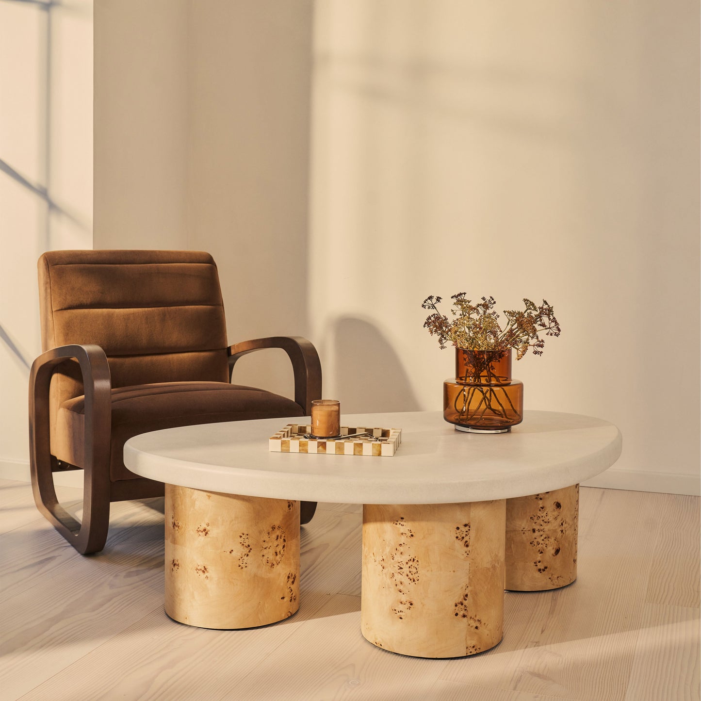 Aegean - Table basse irrégulière en bois de burl naturel et béton à 3 pieds