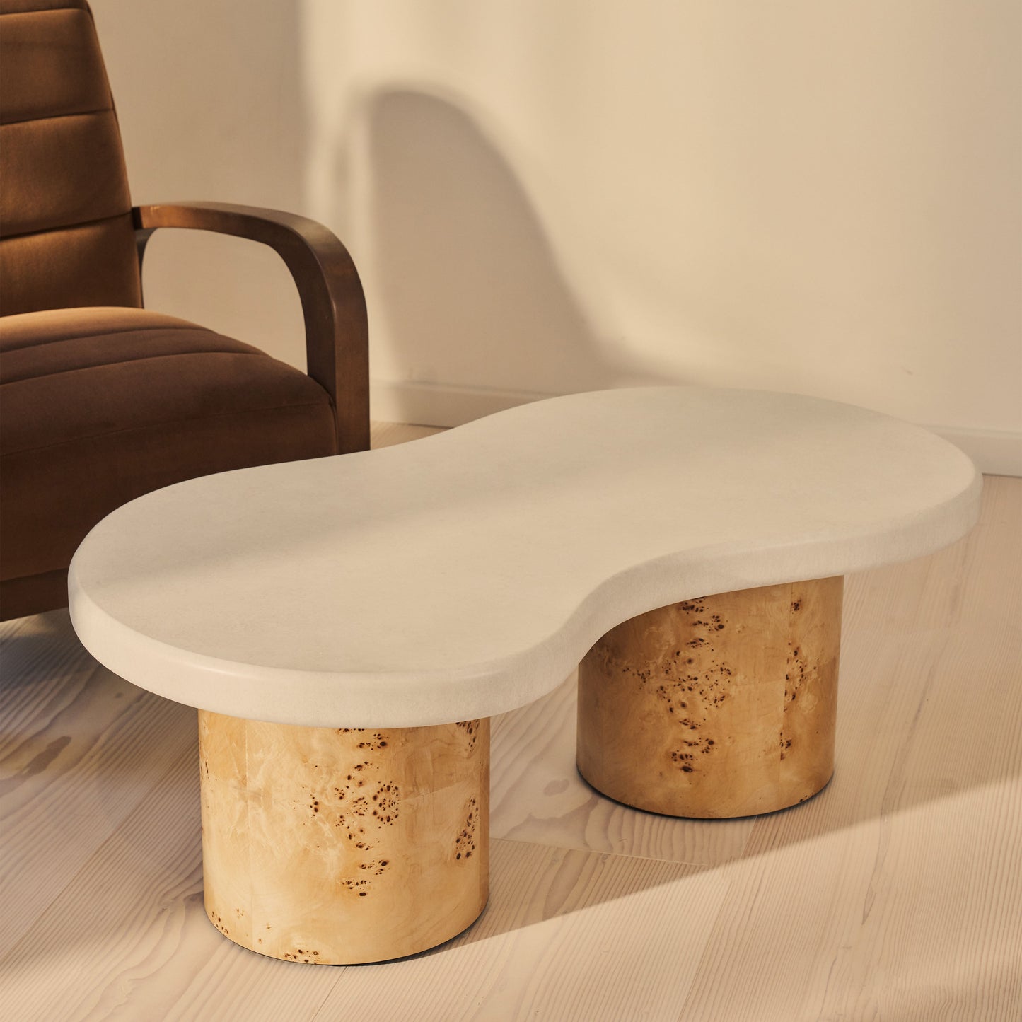 Aegean - Table basse irrégulière en bois de burl naturel et béton à 2 pieds