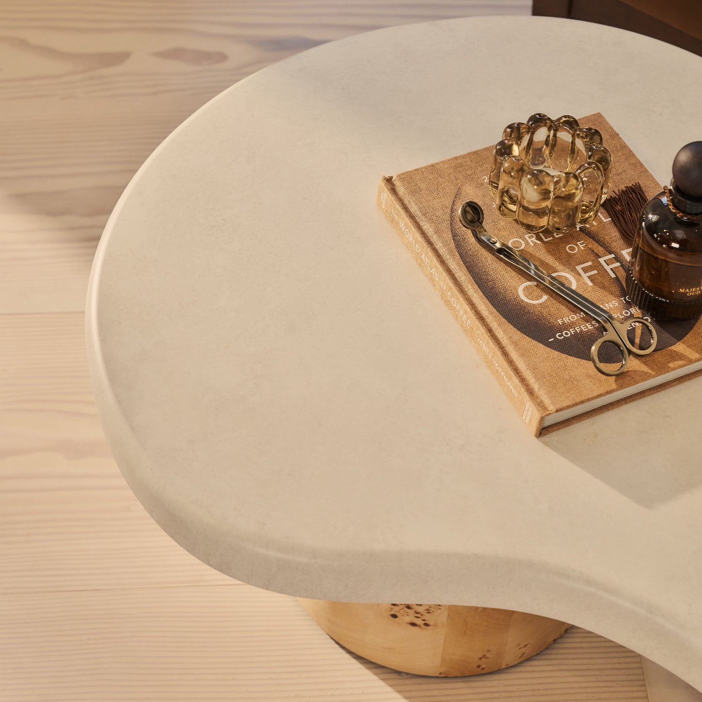 Aegean - Table basse irrégulière en bois de burl naturel et béton à 2 pieds