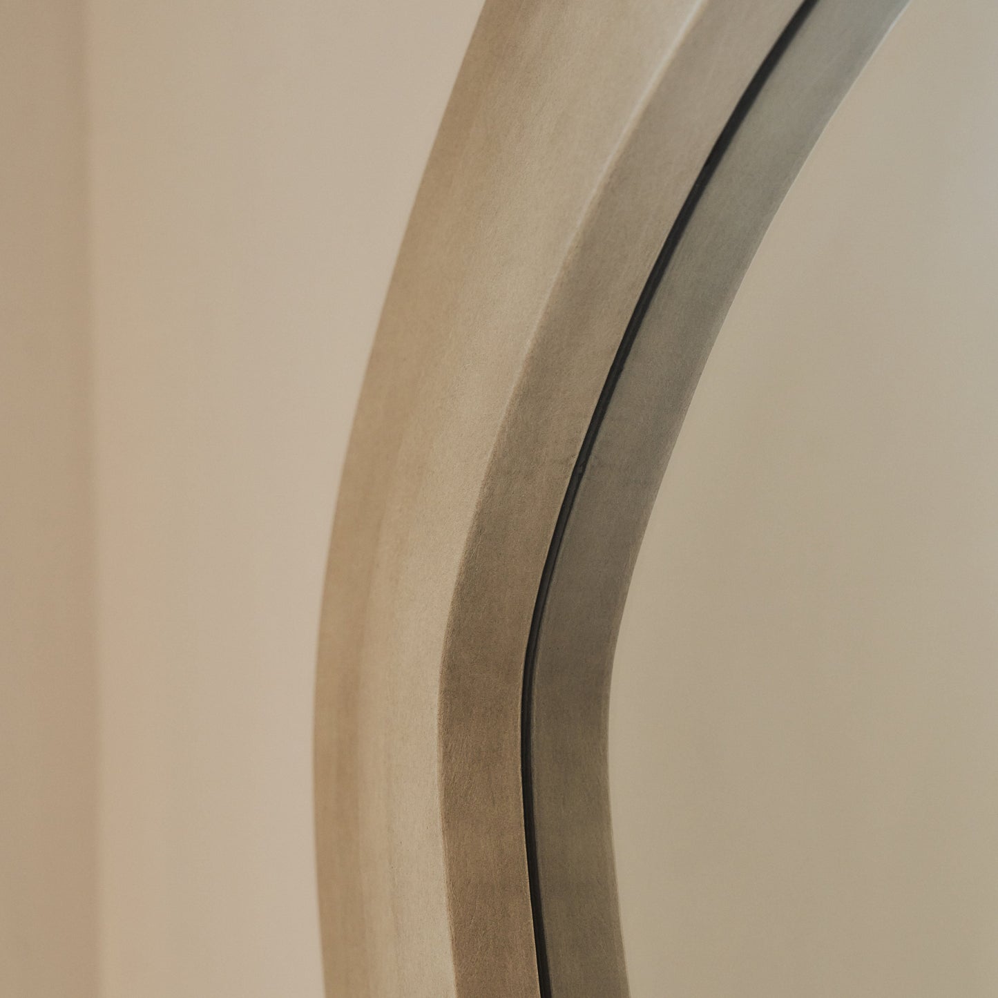 Luciana - Miroir Extra Large en Béton Ondulé Pleine Longueur 180cm x 105cm