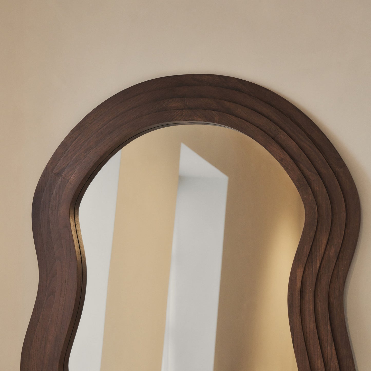 Luciana - Miroir extra grand pleine longueur vague bois foncé 180 cm x 105 cm