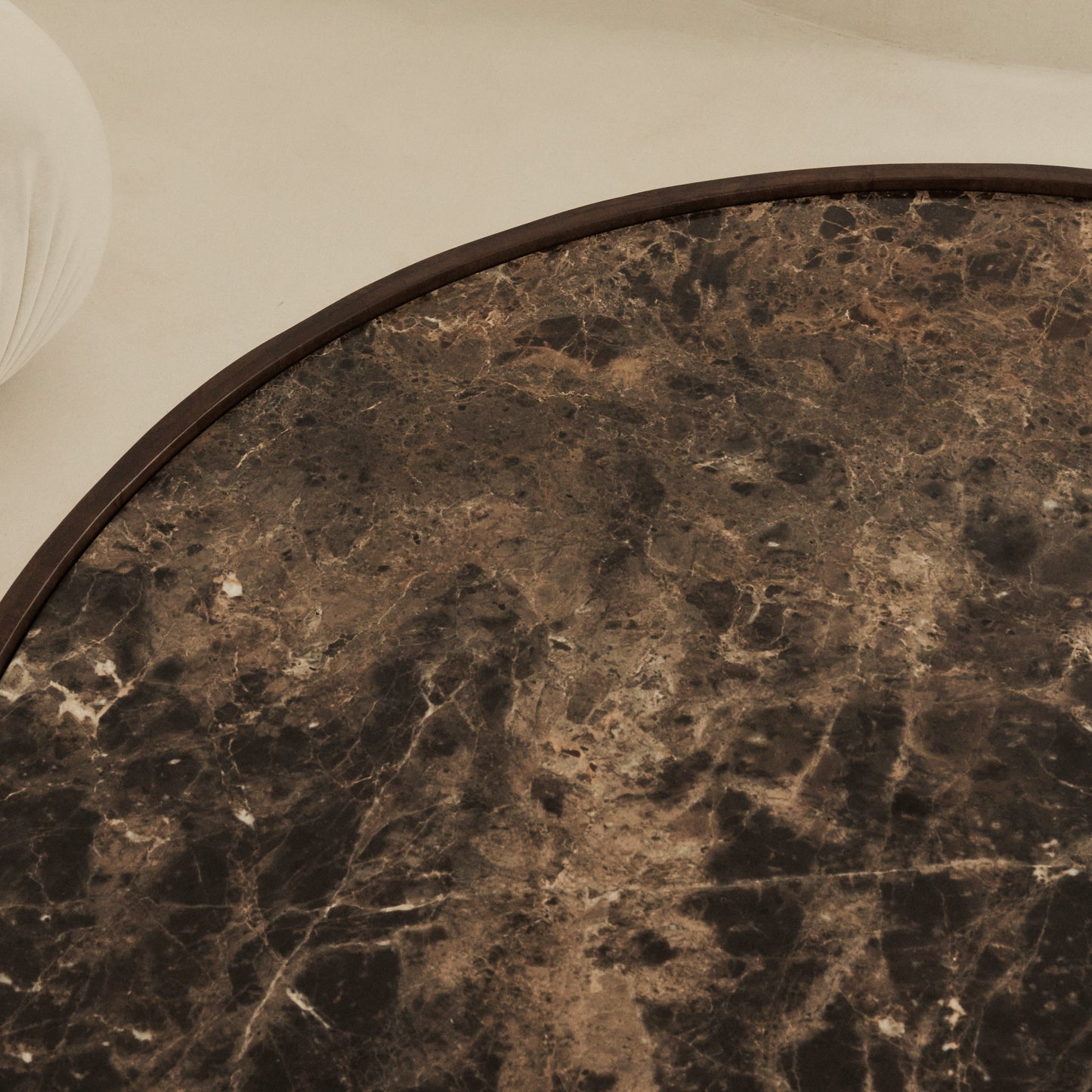 Valor - Table basse ronde premium en bois foncé et marbre Dark Emperador