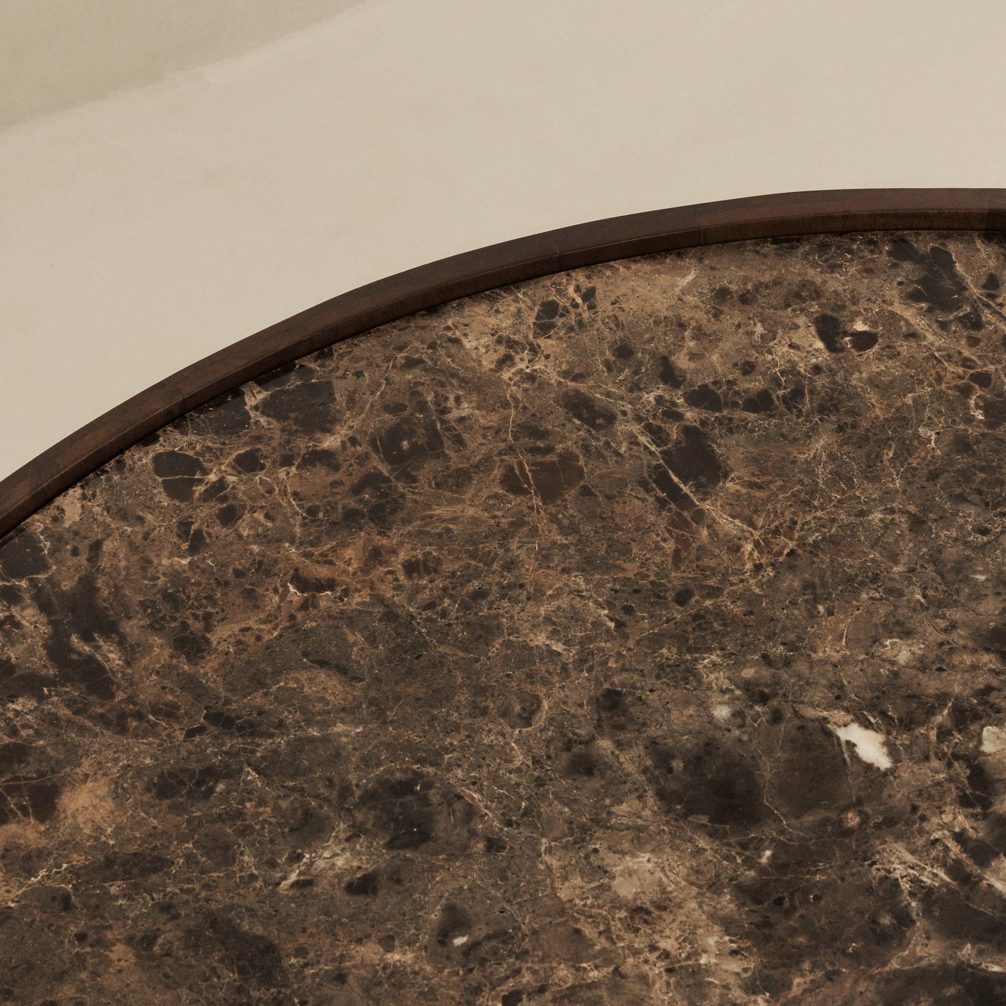 Valor - Table basse ronde premium en bois foncé et marbre Dark Emperador