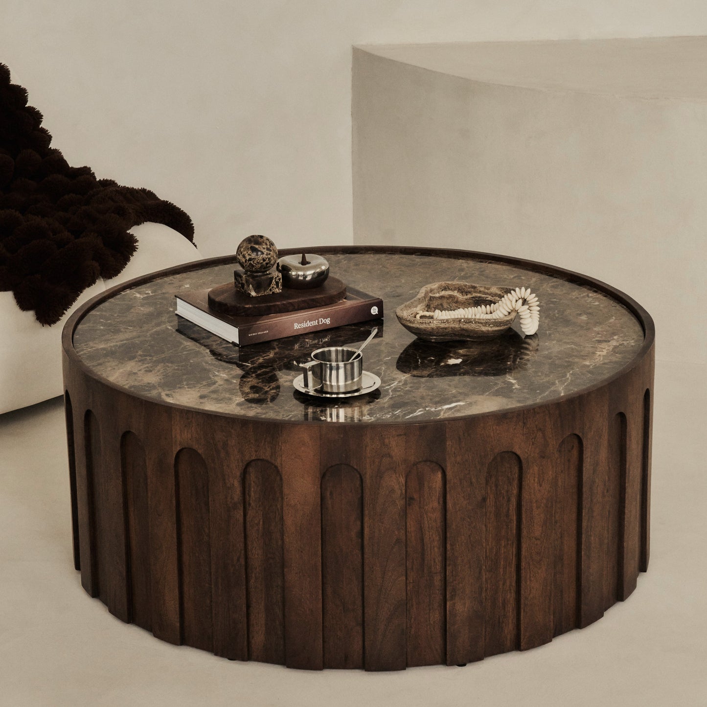 Valor - Table basse ronde premium en bois foncé et marbre Dark Emperador