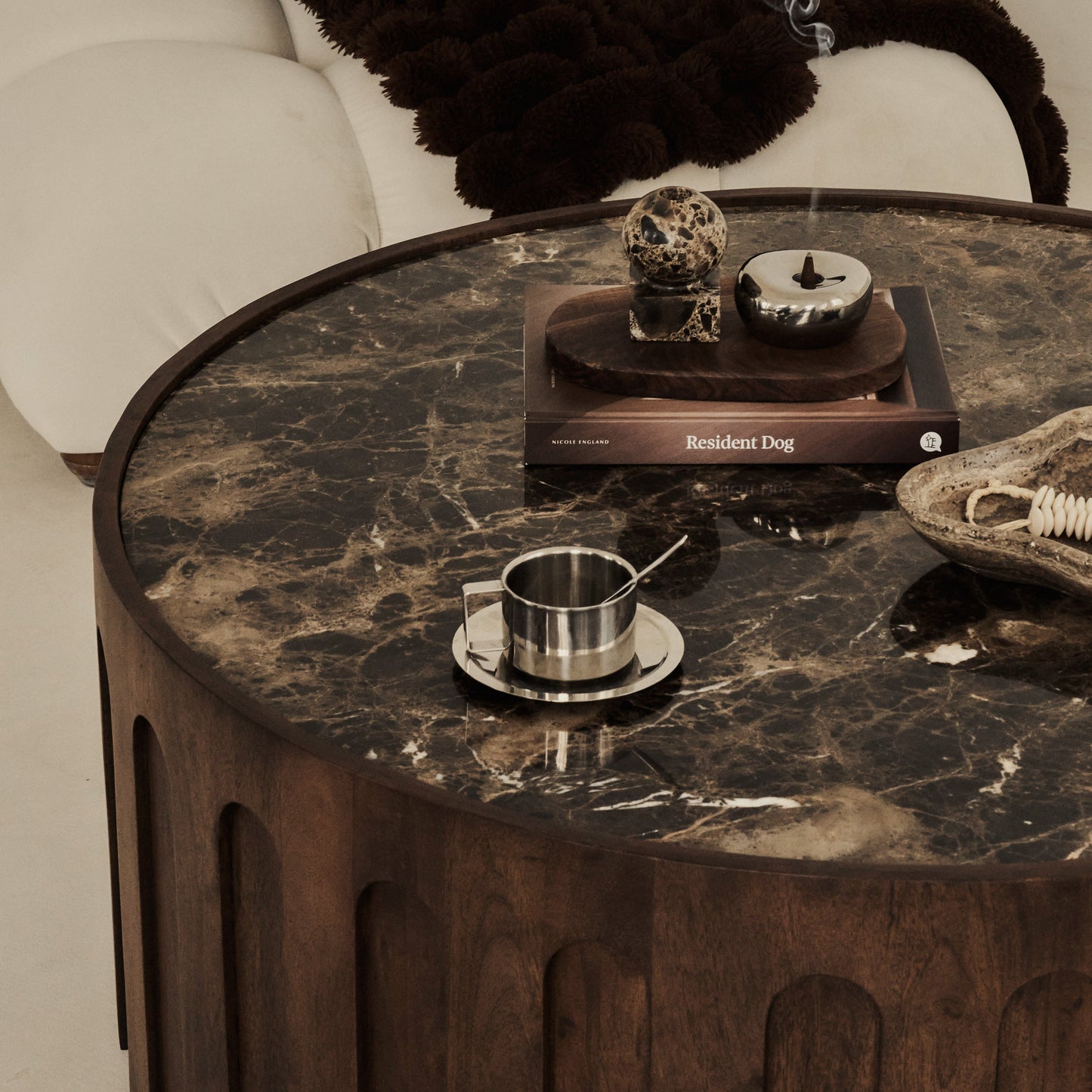 Valor - Table basse ronde premium en bois foncé et marbre Dark Emperador