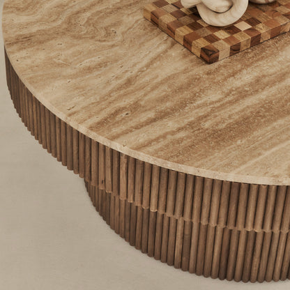 Sloane - Table basse ronde en travertin beige et bois chaud premium