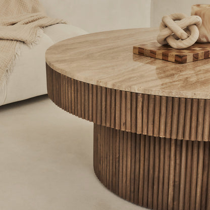 Sloane - Table basse ronde en travertin beige et bois chaud premium