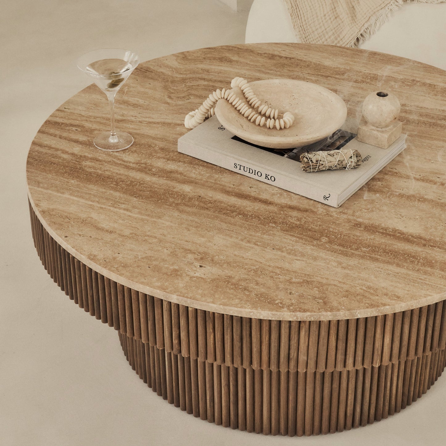 Sloane - Table basse ronde en travertin beige et bois chaud premium