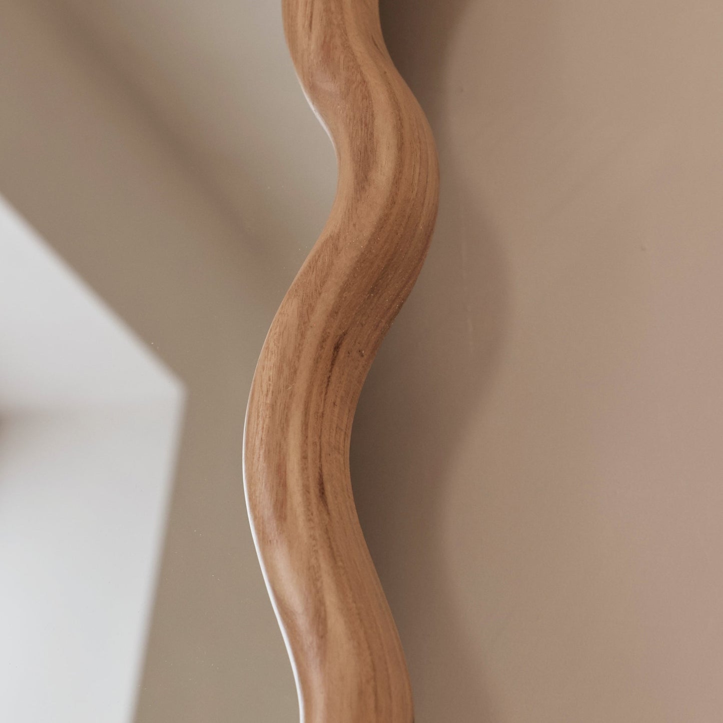 Marea - Miroir mural rétro ondulé en bois clair 100cm x 70cm