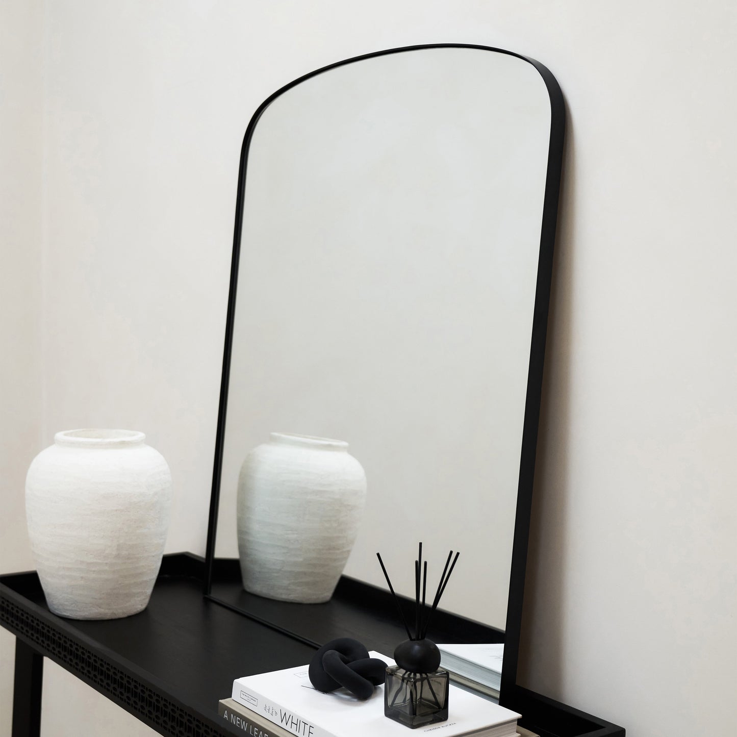 Bowness - Miroir Mural Métallique Contemporain Arqué Noir 90cm x 75cm