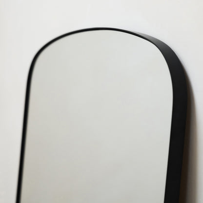 Bowness - Miroir Mural Métallique Contemporain Arqué Noir 90cm x 75cm