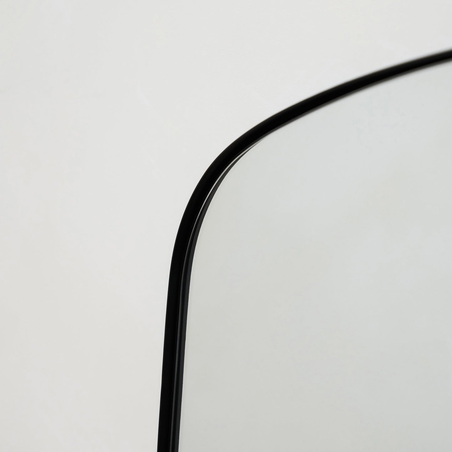 Bowness - Miroir Mural Métallique Contemporain Arqué Noir 90cm x 75cm