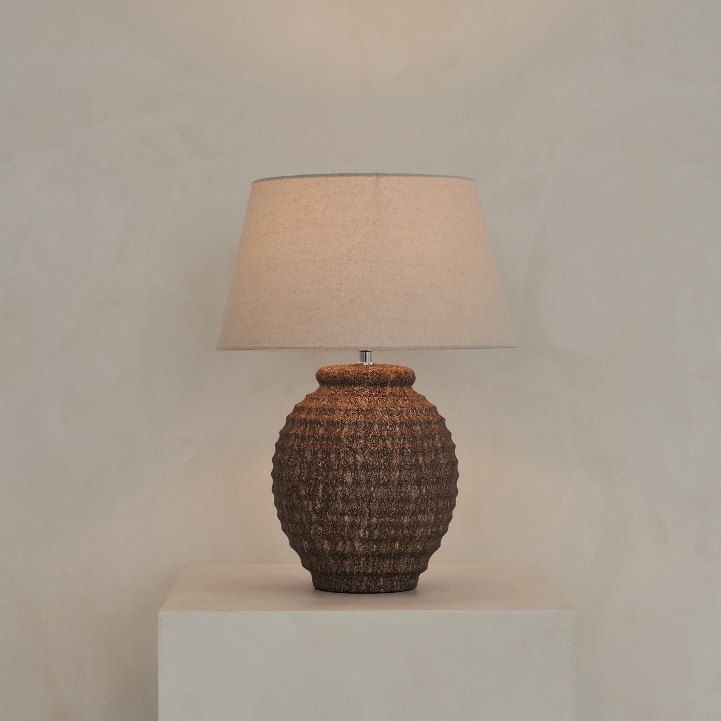 Linosa - Lampe de table avec abat-jour cylindrique en céramique texturée marron