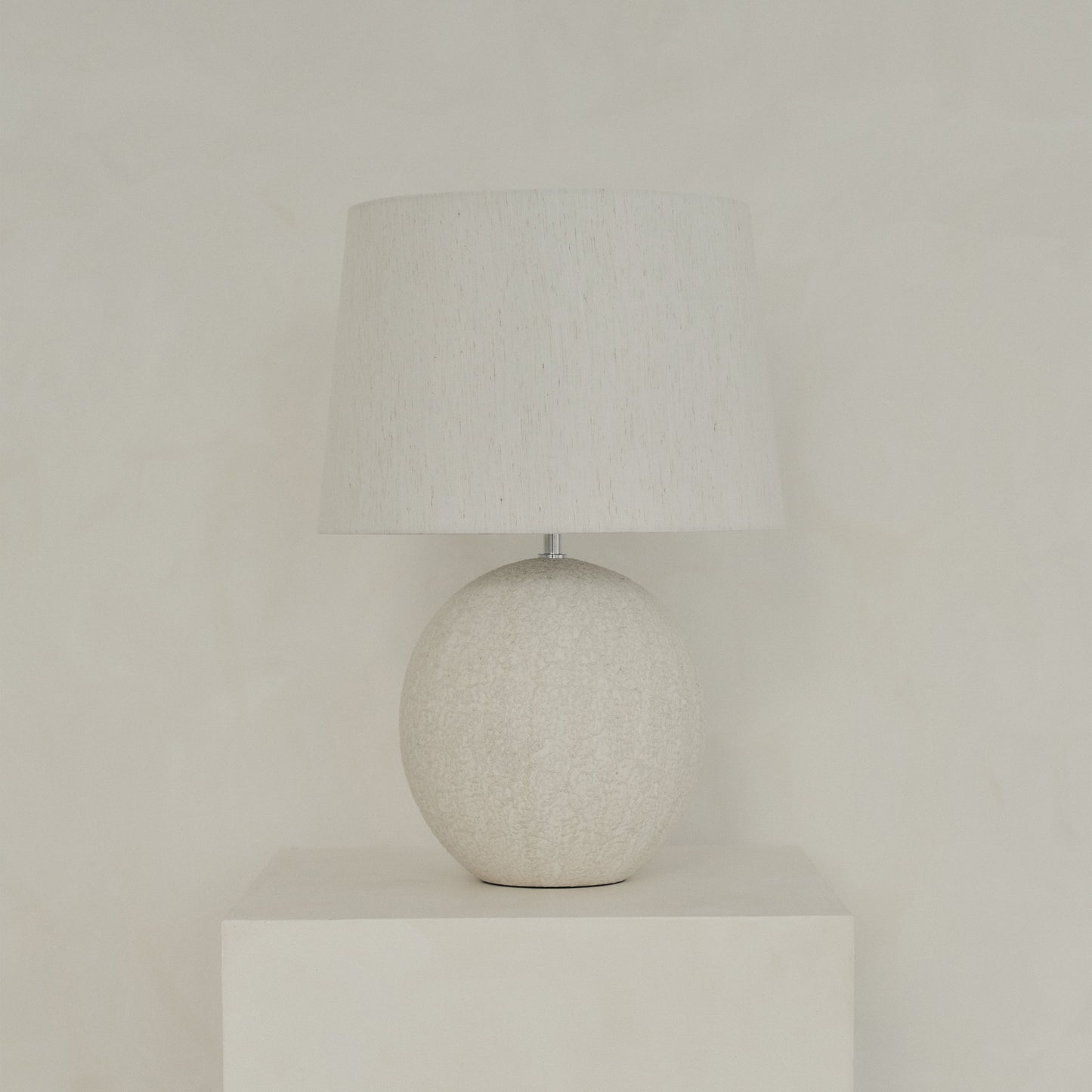 Corsica - Grande lampe de table avec abat-jour en céramique effet pierre drum