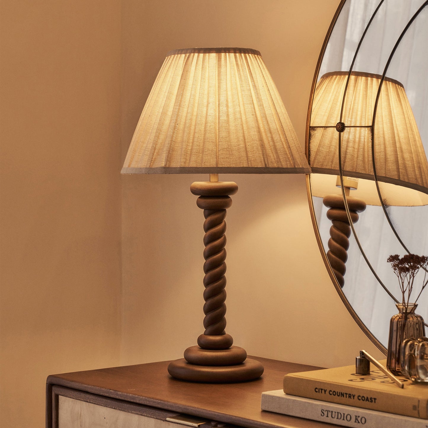 Cordelia - Lampe de table à abat-jour plissé en bois foncé