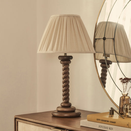 Cordelia - Lampe de table à abat-jour plissé en bois foncé