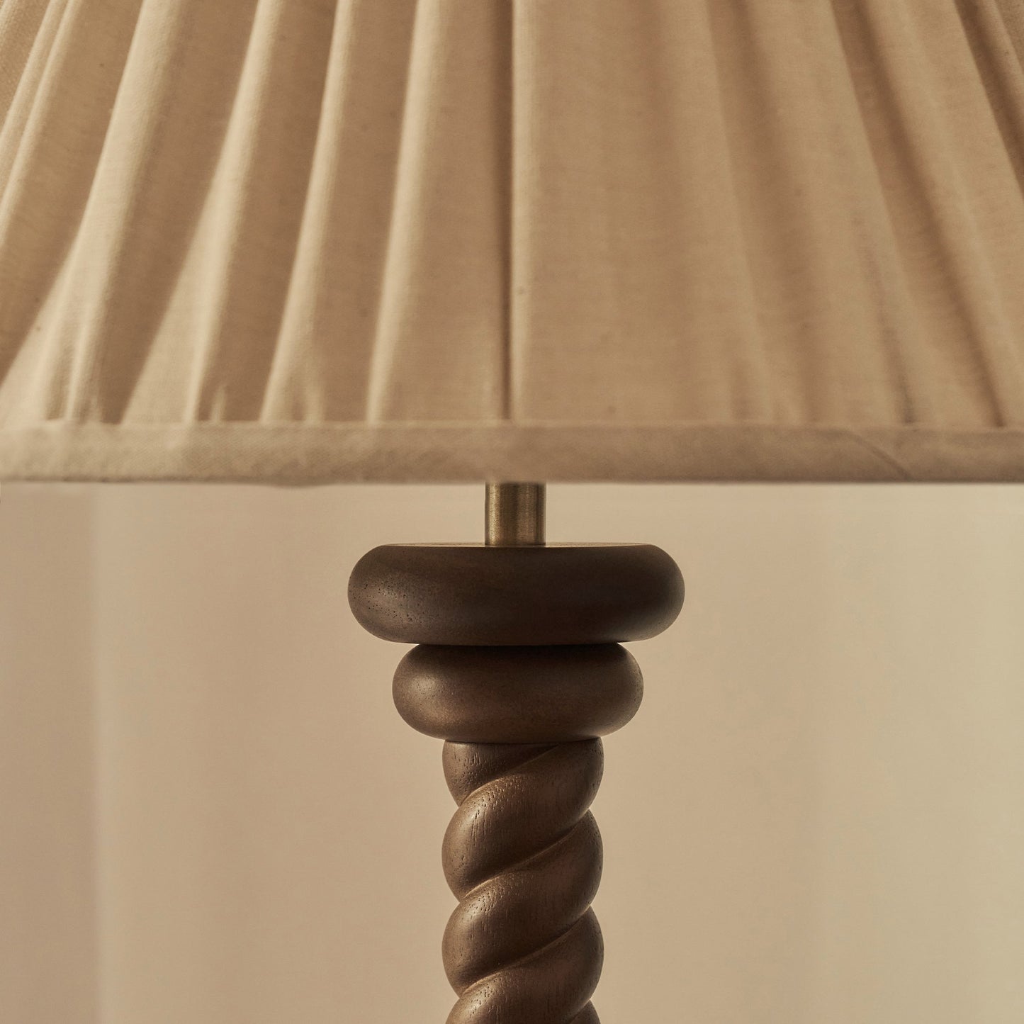 Cordelia - Lampe de table à abat-jour plissé en bois foncé