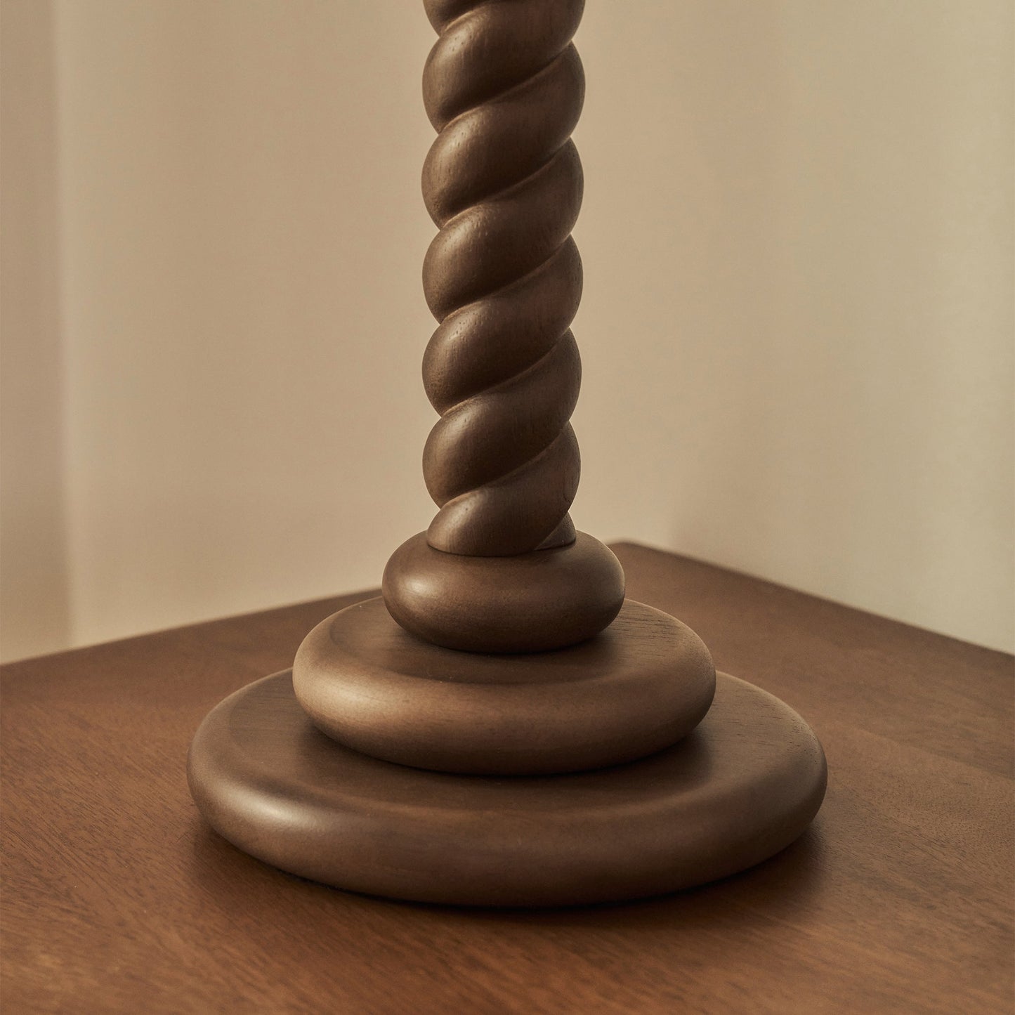 Cordelia - Lampe de table à abat-jour plissé en bois foncé