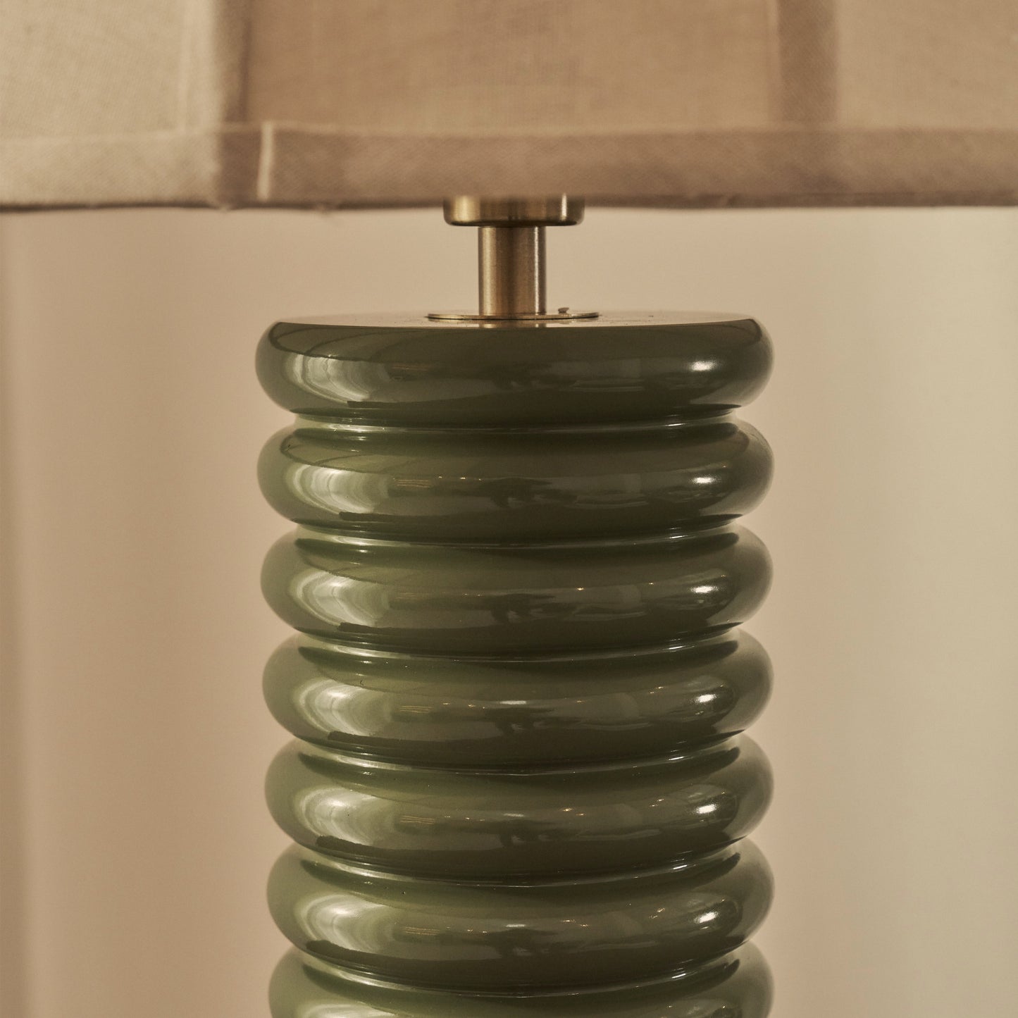 Odette - Lampe de table à abat-jour dôme vert olive