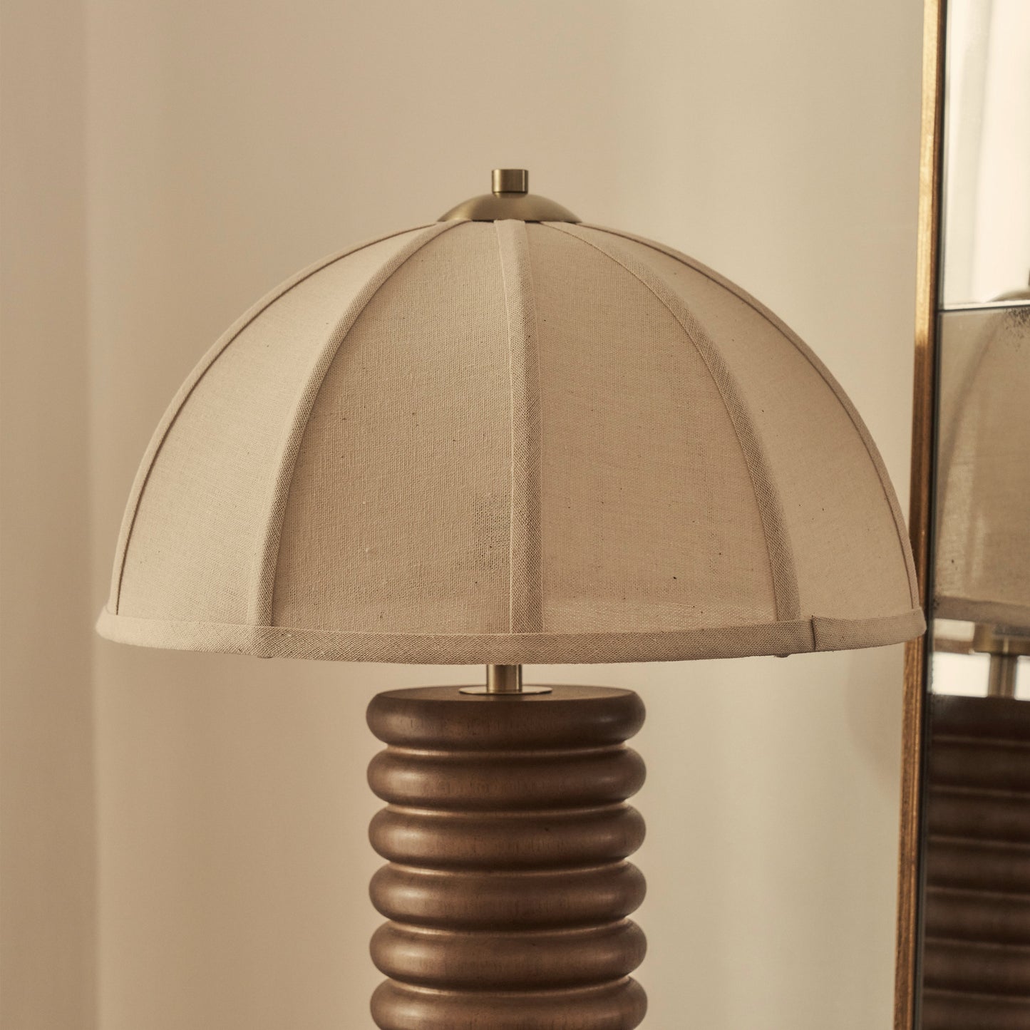Odette - Lampe de table à abat-jour en bois foncé en forme de dôme