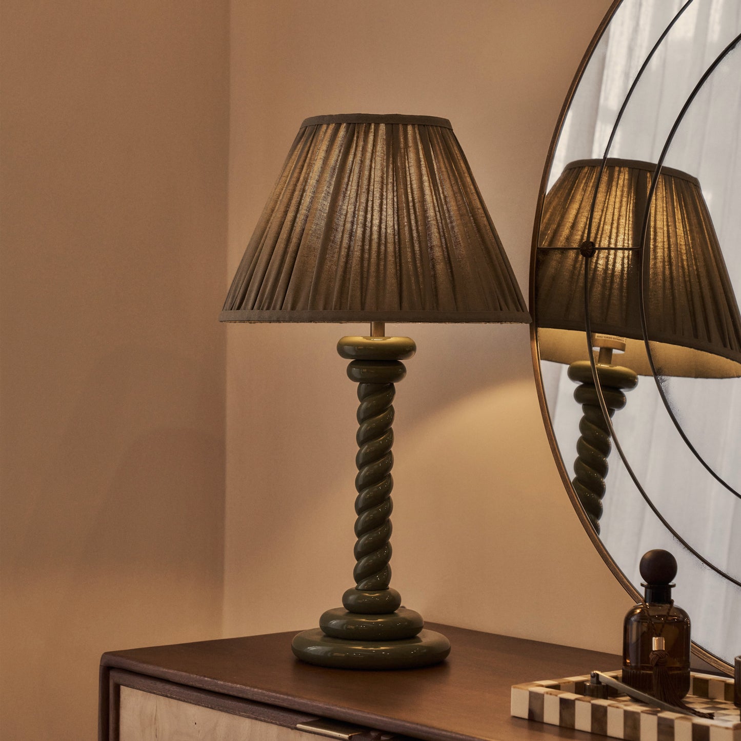Cordelia - Lampe de table avec abat-jour plissé vert olive