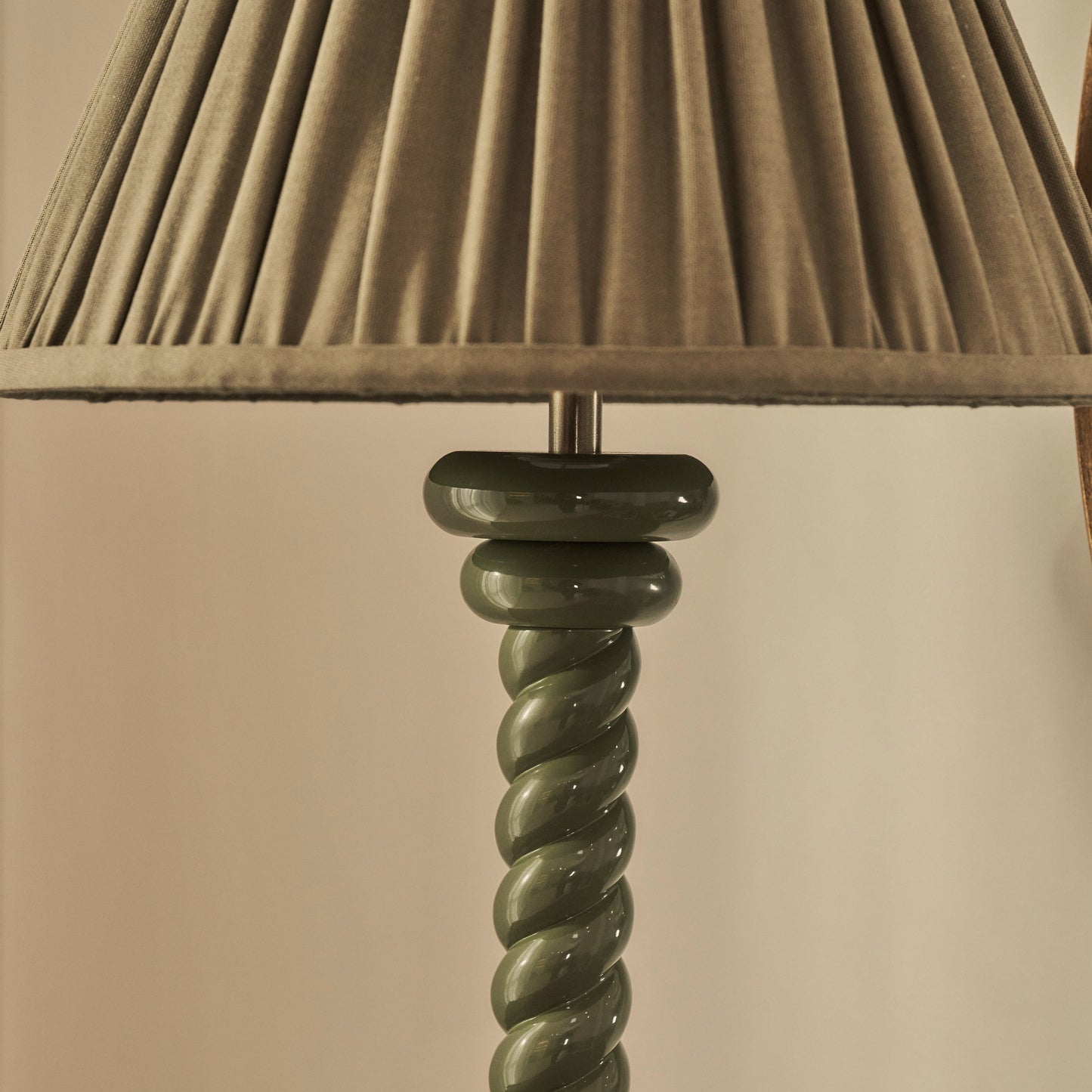 Cordelia - Lampe de table avec abat-jour plissé vert olive