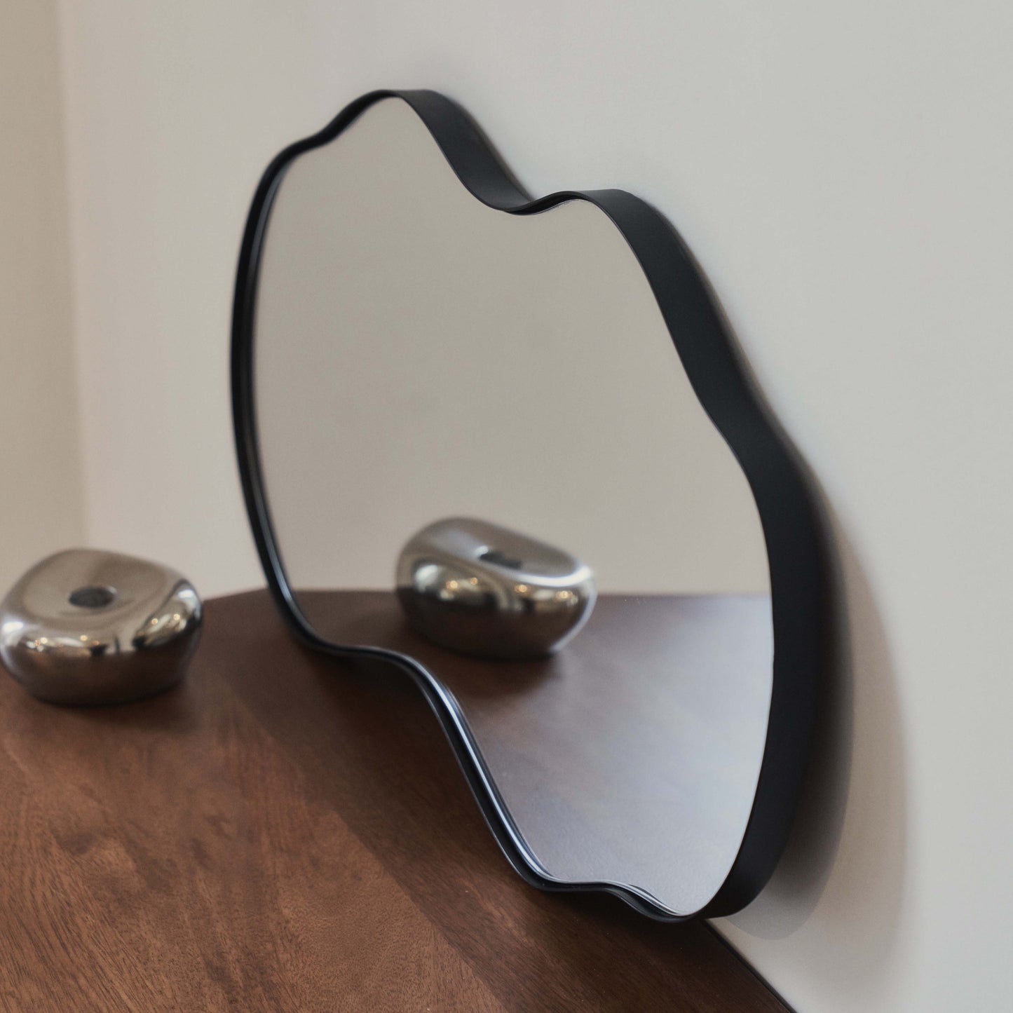 Ava - Miroir irrégulier en forme d'étang noir 50 cm x 30 cm