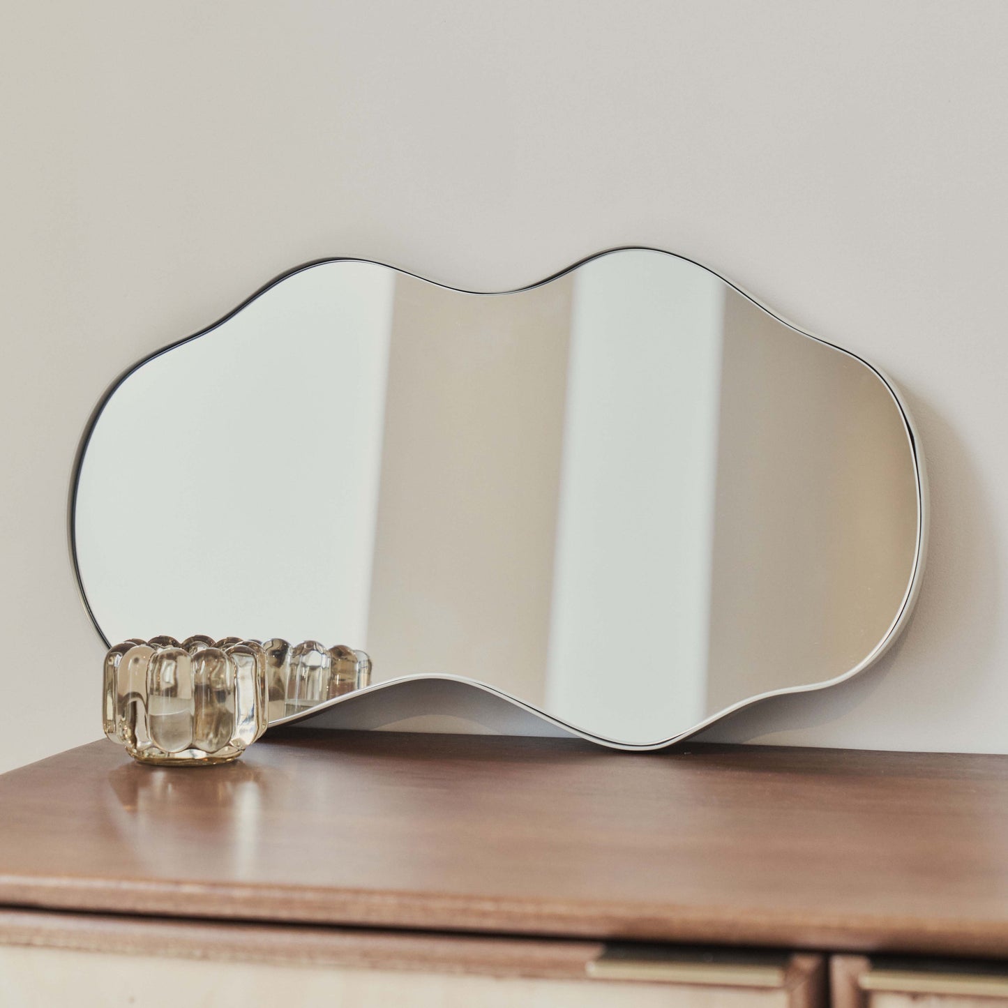 Ava - Miroir irrégulier en forme d'étang écru 50cm x 30cm