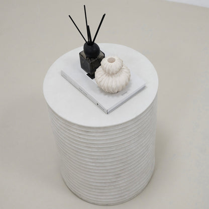 Raya - Table d'Appoint Côtoyée Minimaliste en Béton à Cannelures