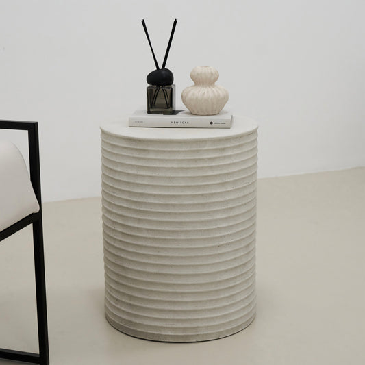 Raya - Table d'Appoint Côtoyée Minimaliste en Béton à Cannelures