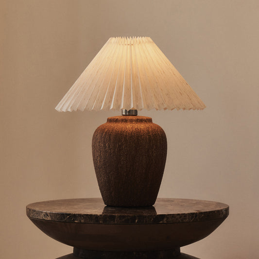 Sicile - Lampe de table en céramique marron avec abat-jour plissé