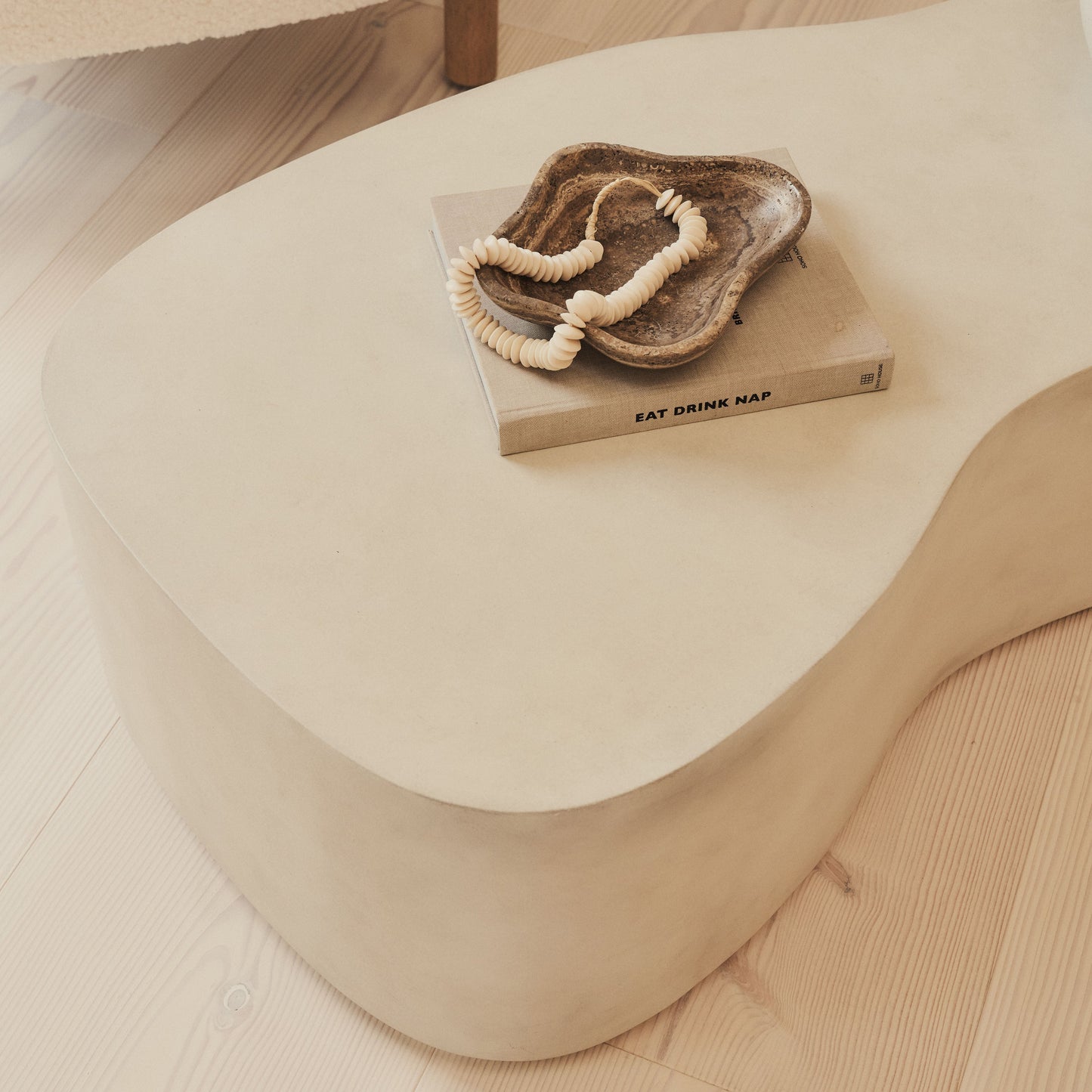 Arlo - Table basse extra large irrégulière en béton