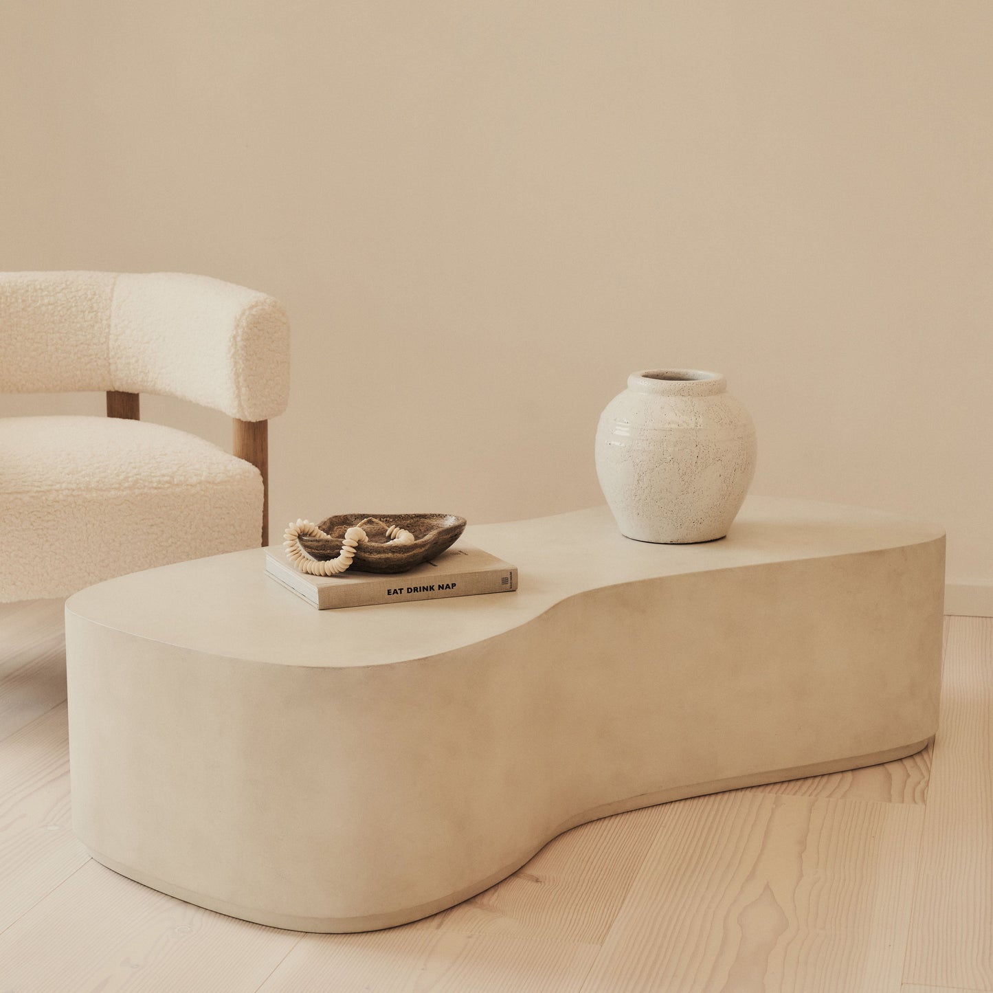 Arlo - Table basse extra large irrégulière en béton