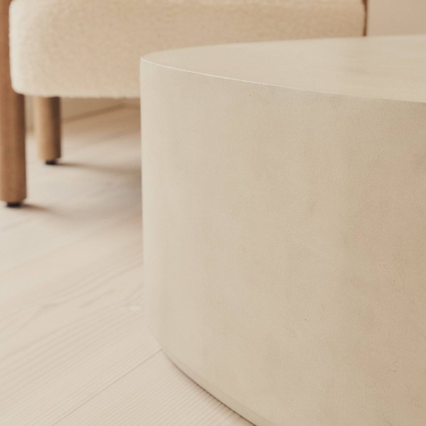 Arlo - Table basse extra large irrégulière en béton
