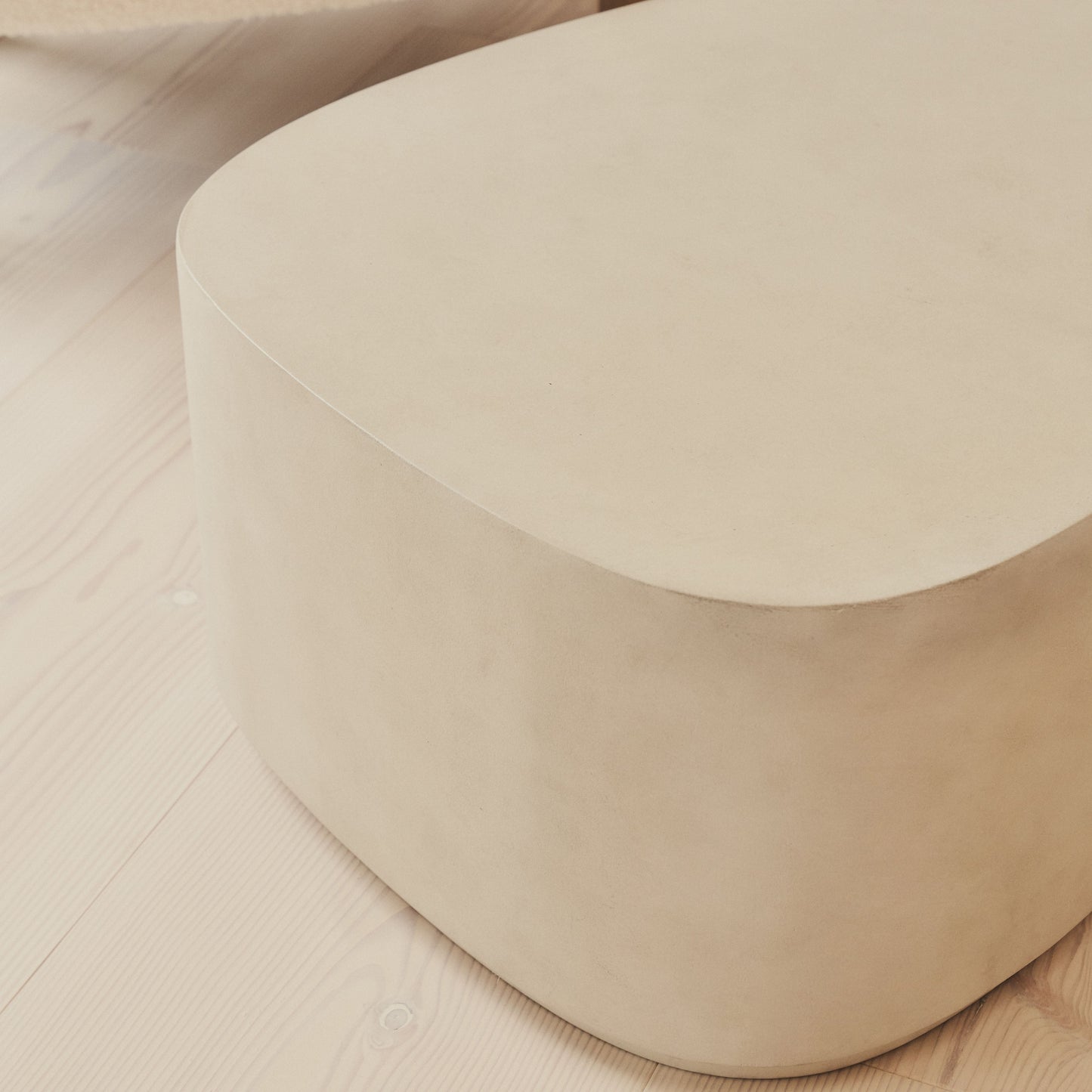 Arlo - Table basse extra large irrégulière en béton