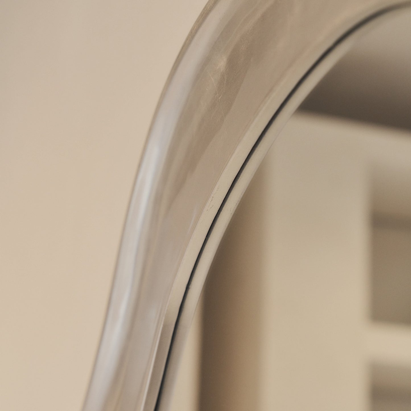 Riva - Miroir irrégulier en forme d'étang brossé chrome 98cm x 89cm