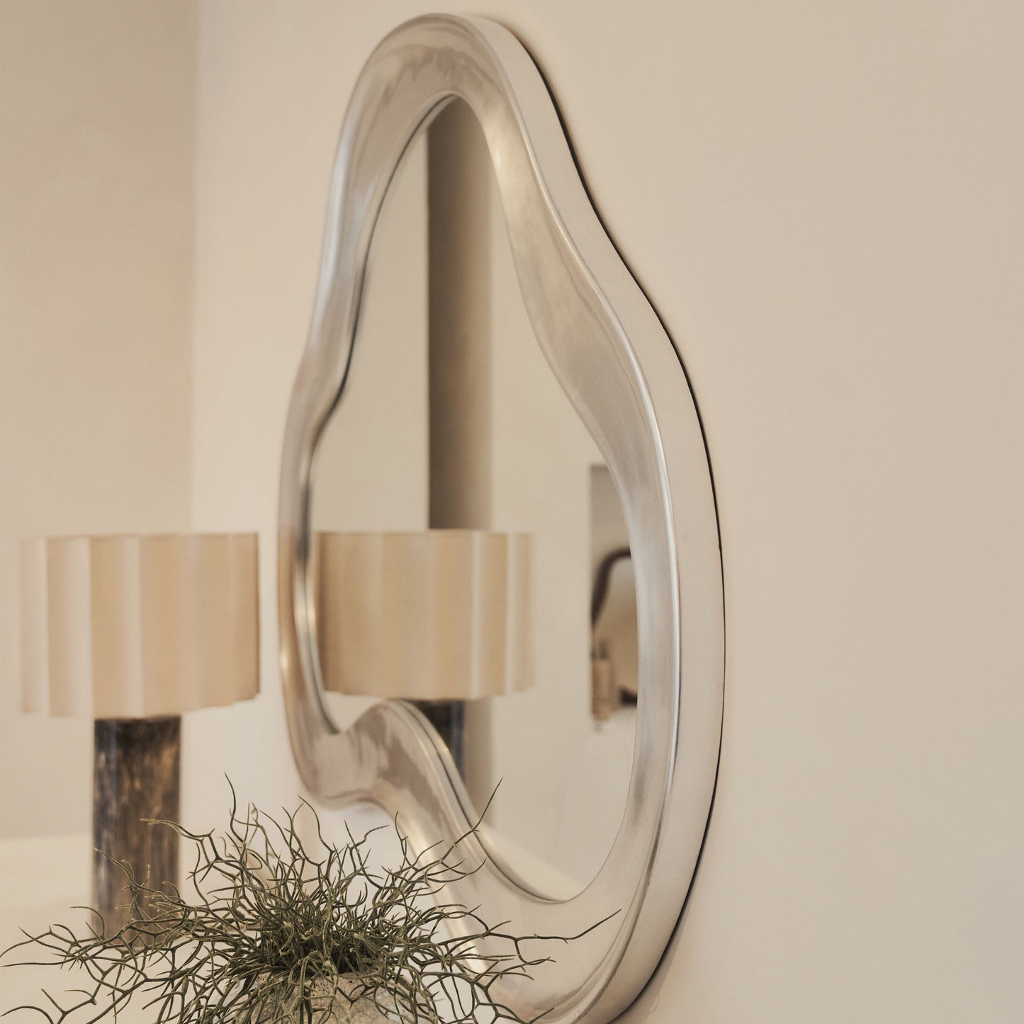 Riva - Miroir irrégulier en forme d'étang brossé chrome 98cm x 89cm