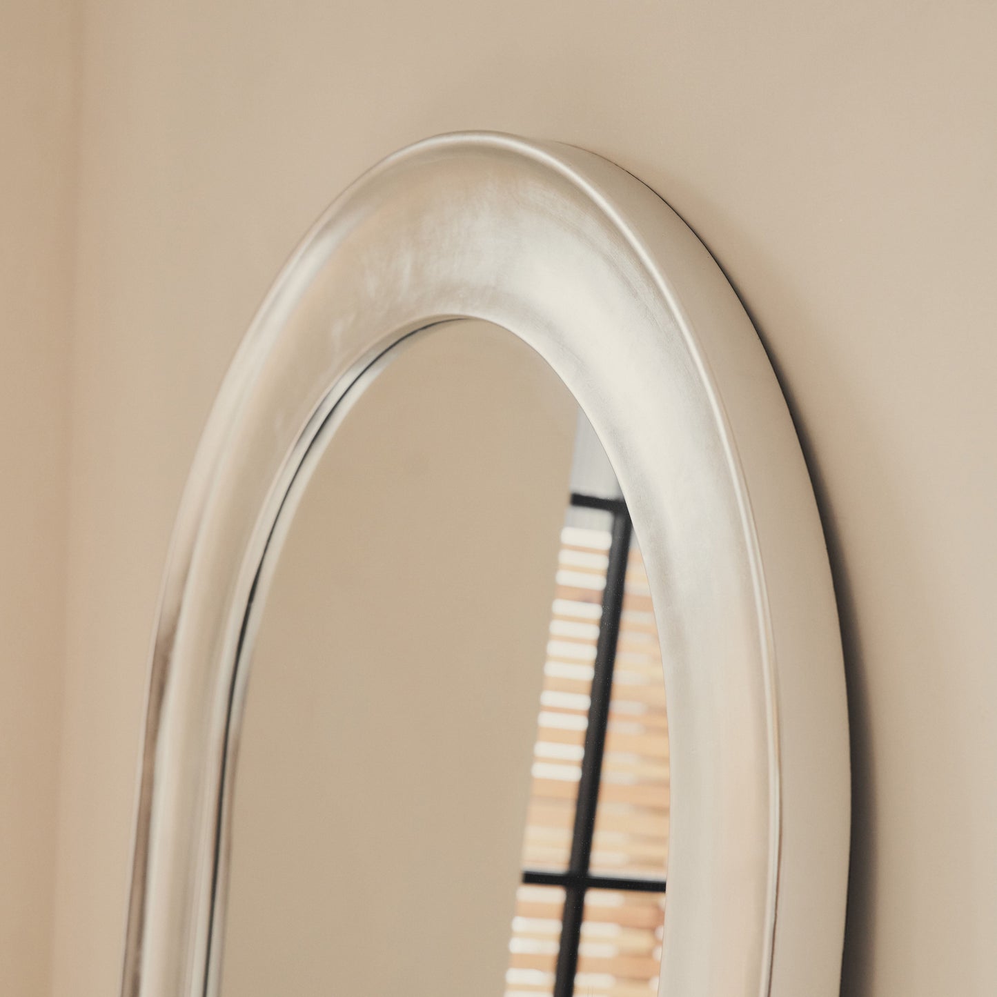 Riva - Miroir irrégulier en forme d'étang brossé chrome 98cm x 89cm