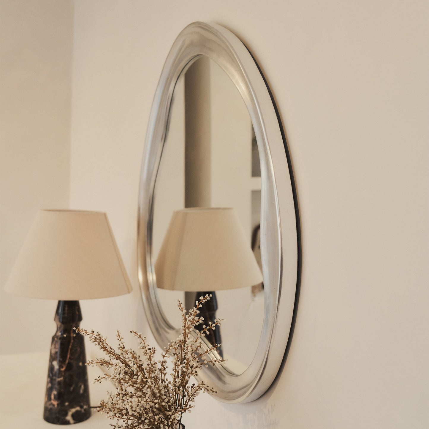 Riva - Miroir irrégulier en forme d'étang brossé chrome 90 cm x 85 cm