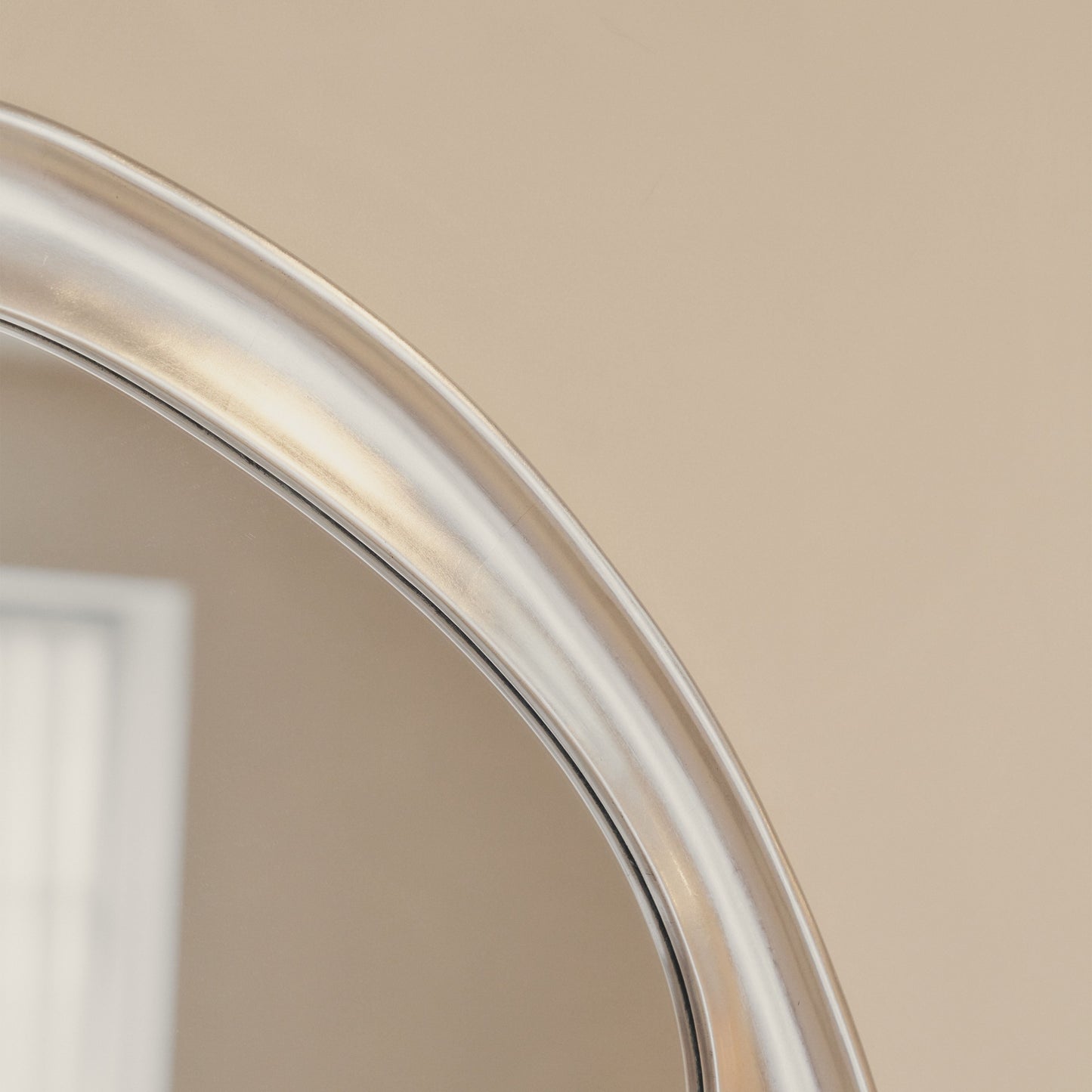 Riva - Miroir irrégulier en forme d'étang brossé chrome 90 cm x 85 cm