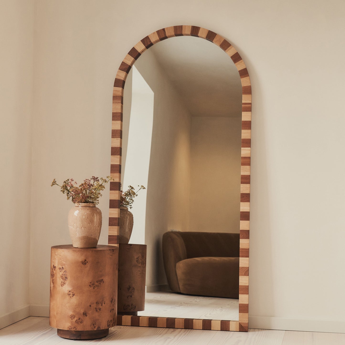 Tessera - Miroir en bois foncé et clair à damier, arche, 170 cm x 80 cm