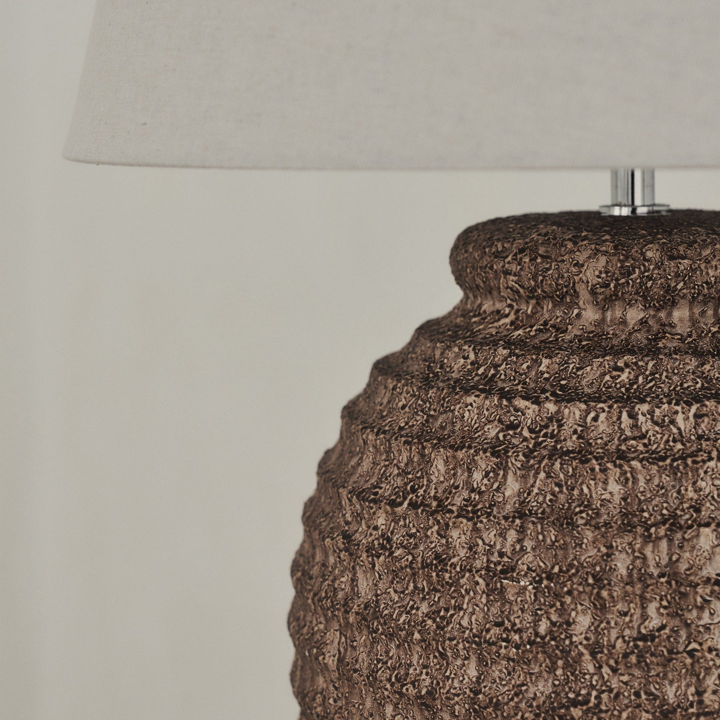 Linosa - Lampe de table avec abat-jour cylindrique en céramique texturée marron